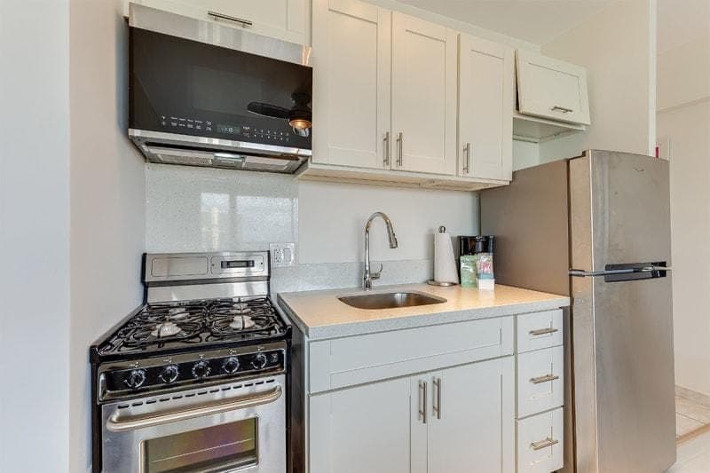 Condo in Honolulu · ★4.63 · Studio · 1 bed · 1 private bath - Photo 2