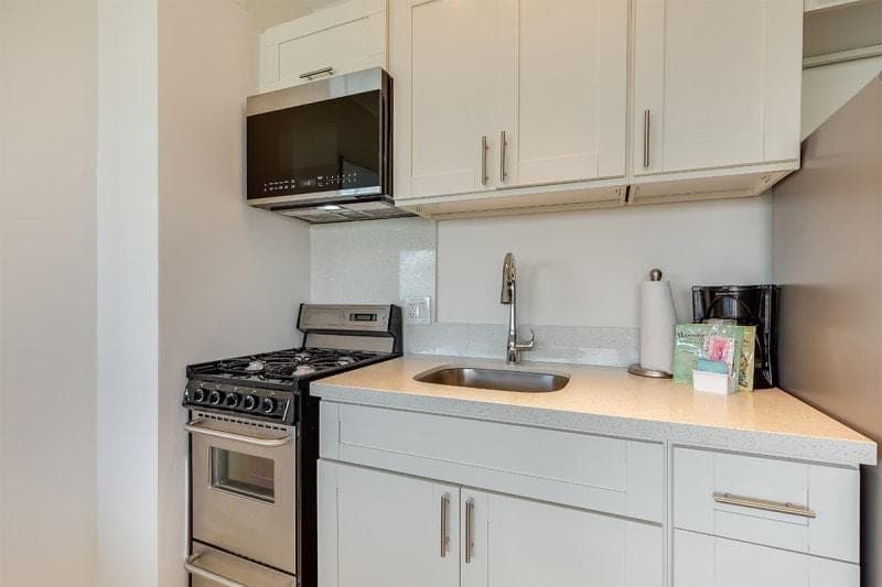 Condo in Honolulu · ★4.63 · Studio · 1 bed · 1 private bath - Photo 3
