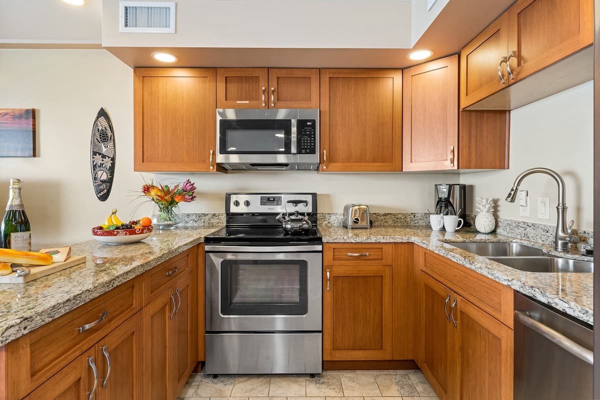 Condo in Lahaina · ★4.66 · 1 bedroom · 2 beds · 1 bath - Photo 3