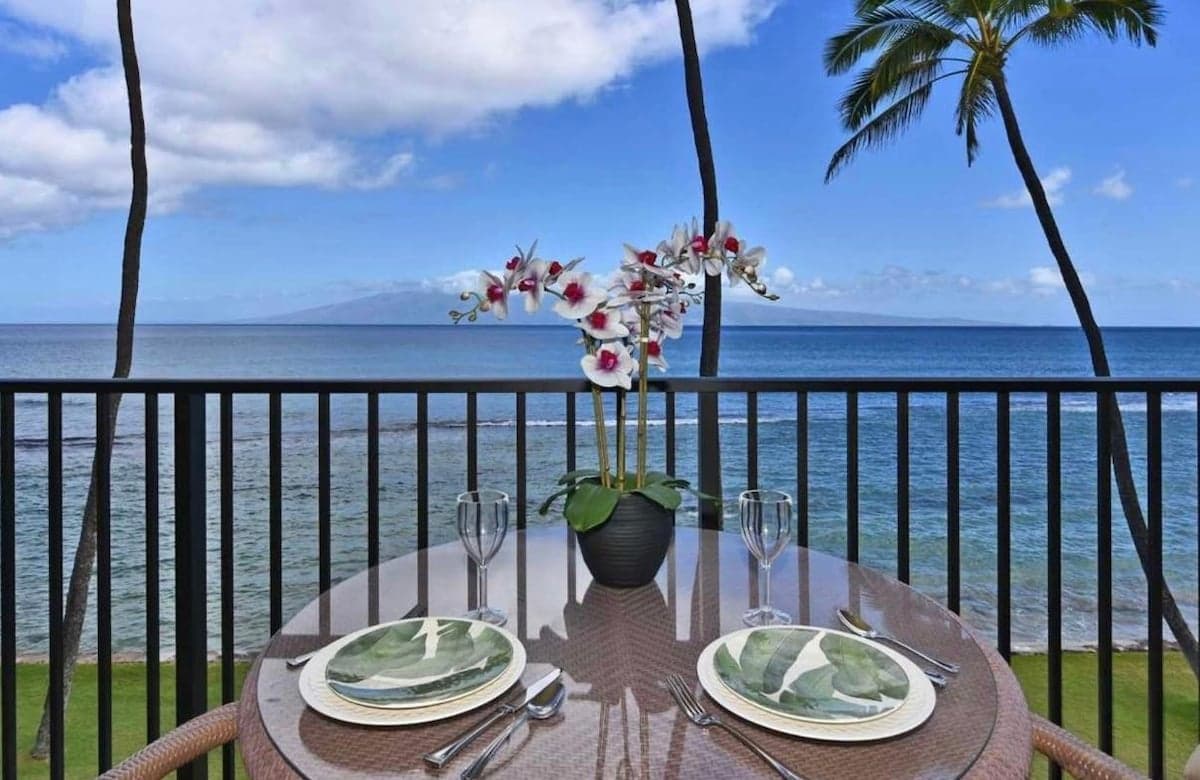 Condo in Lahaina · ★4.93 · 1 bedroom · 2 beds · 1 private bath - Photo 5