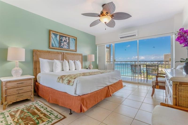 Condo in Honolulu · ★4.69 · 2 bedrooms · 3 beds · 2 private baths - Photo 3