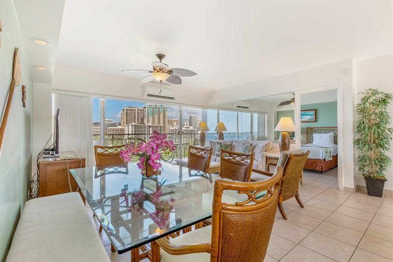 Condo in Honolulu · ★4.69 · 2 bedrooms · 3 beds · 2 private baths - Photo 4