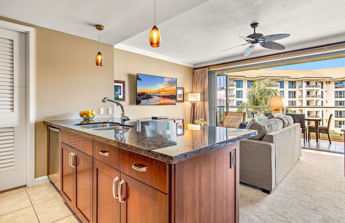 Condo in Lahaina · ★4.88 · 1 bedroom · 2 beds · 1 bath - Photo 3