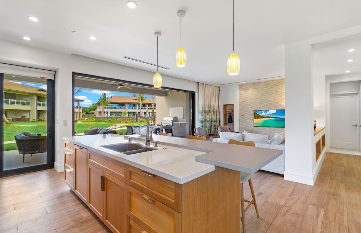 Condo in Lahaina · ★5.0 · 3 bedrooms · 4 beds · 3 baths - Photo 2