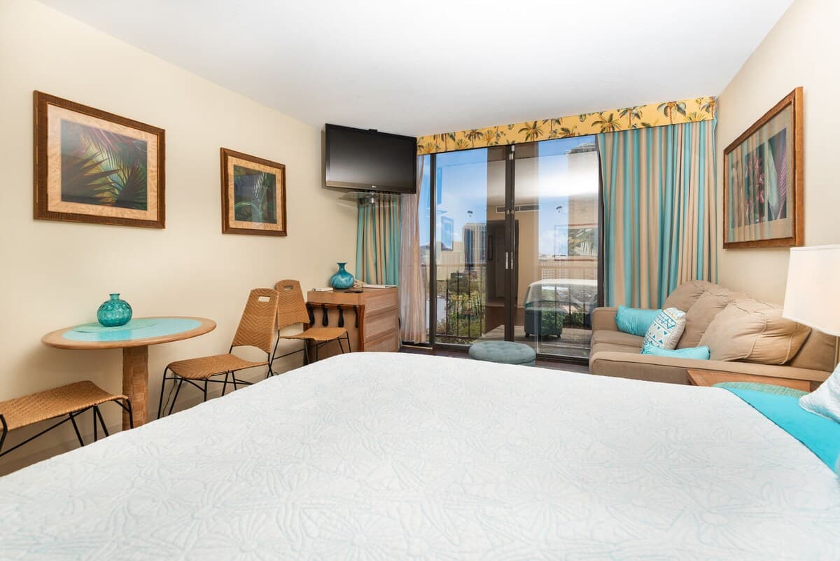 Condo in Honolulu · ★4.72 · 1 bedroom · 2 beds · 1 private bath - Photo 2