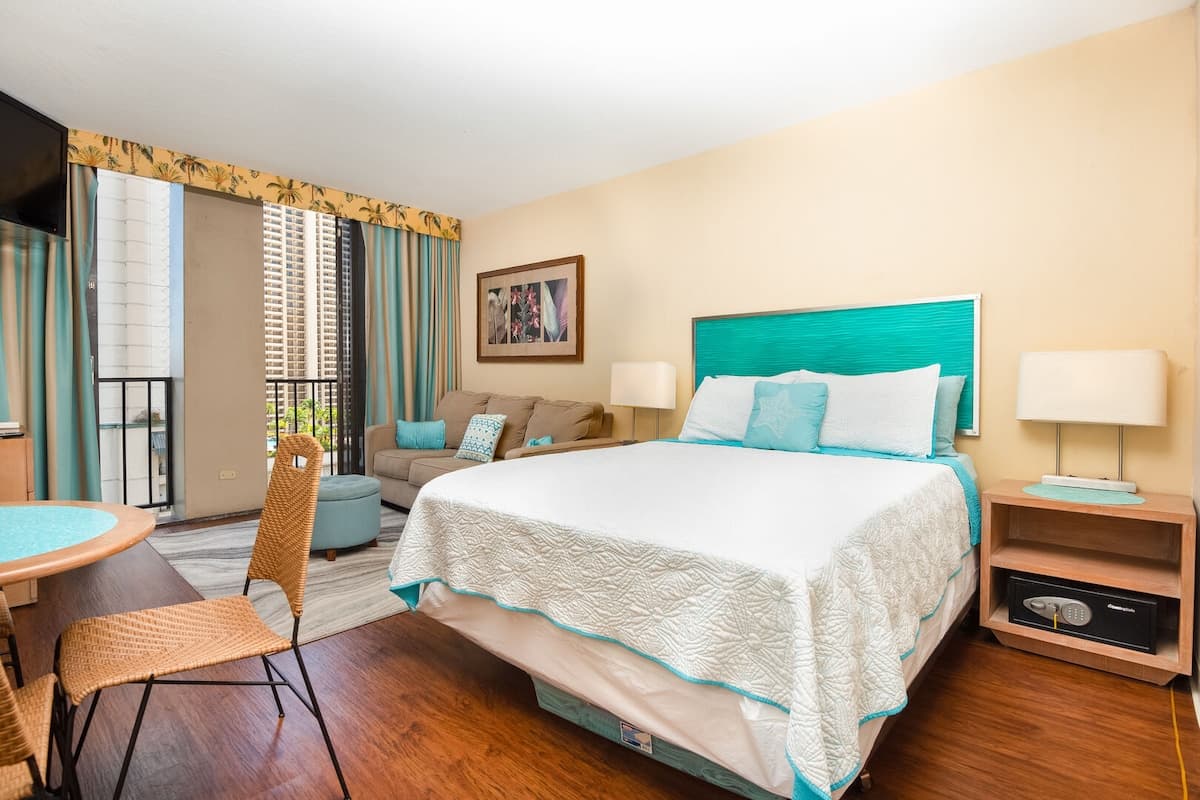 Condo in Honolulu · ★4.72 · 1 bedroom · 2 beds · 1 private bath - Photo 1