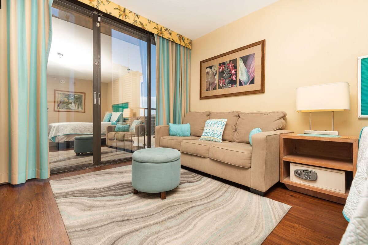 Condo in Honolulu · ★4.72 · 1 bedroom · 2 beds · 1 private bath - Photo 3