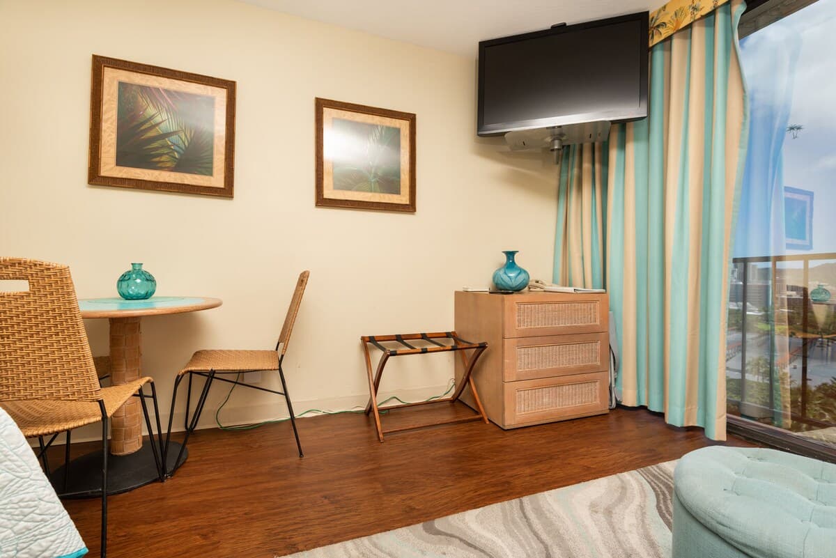 Condo in Honolulu · ★4.72 · 1 bedroom · 2 beds · 1 private bath - Photo 4