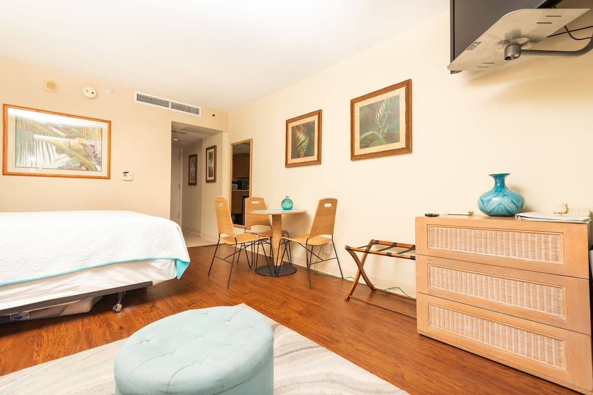 Condo in Honolulu · ★4.72 · 1 bedroom · 2 beds · 1 private bath - Photo 5
