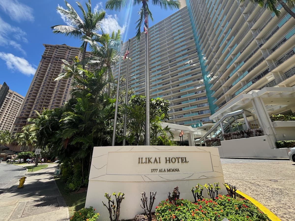 Condo in Honolulu · ★4.44 · 2 bedrooms · 4 beds · 2 private baths - Photo 4