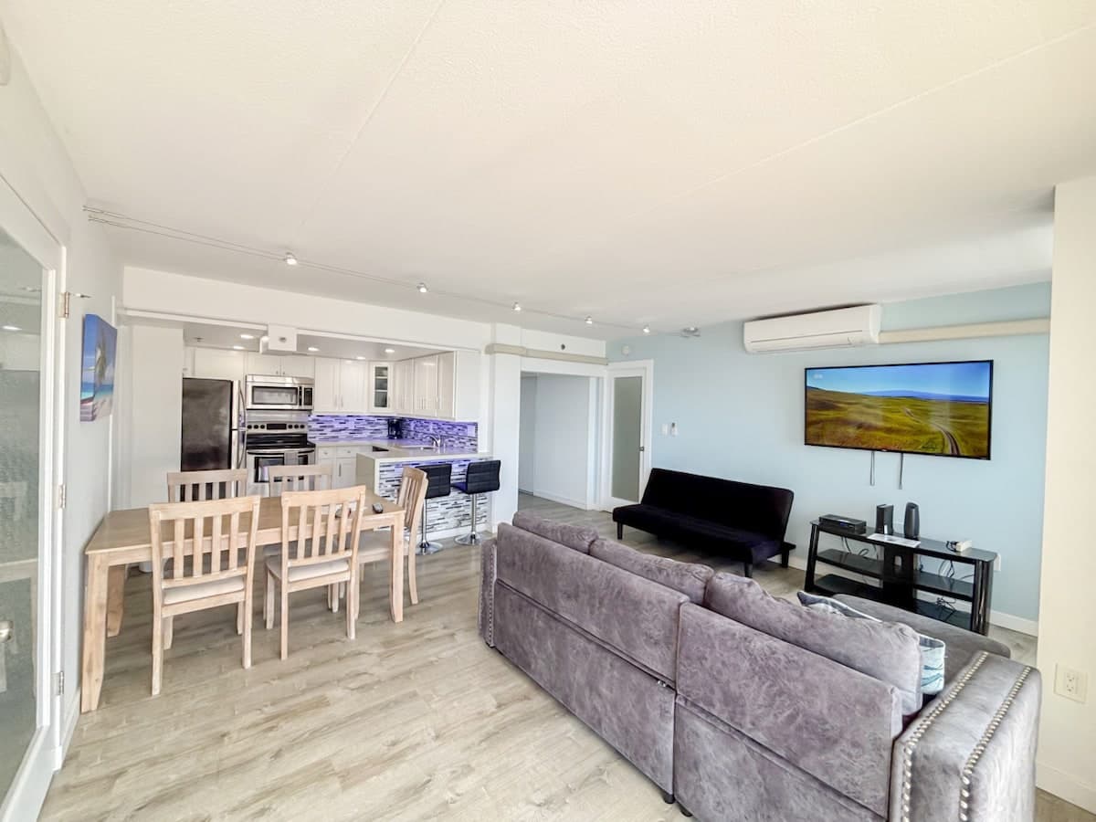 Condo in Honolulu · ★4.44 · 2 bedrooms · 4 beds · 2 private baths - Photo 1
