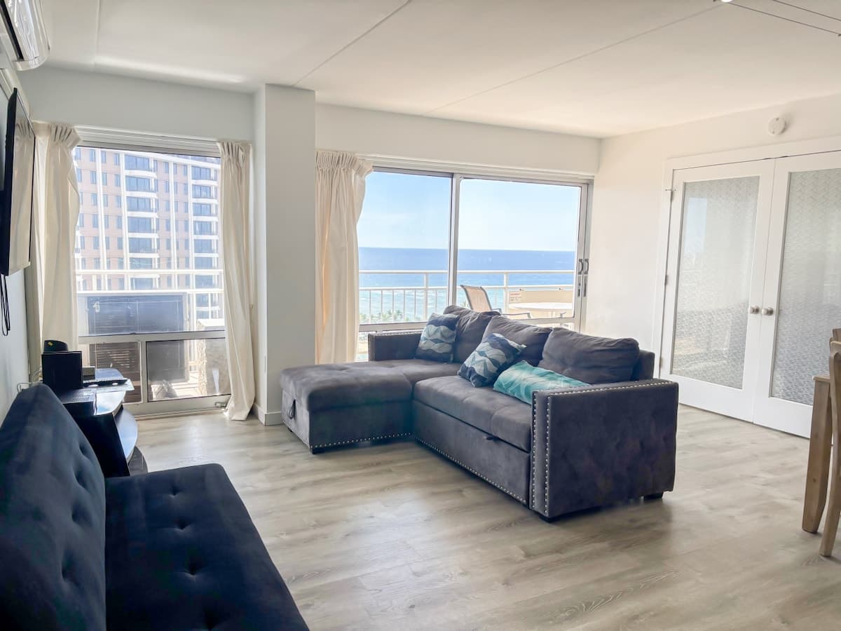 Condo in Honolulu · ★4.44 · 2 bedrooms · 4 beds · 2 private baths - Photo 5