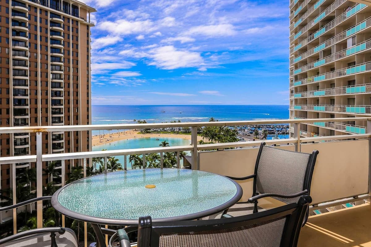 Condo in Waikiki · ★4.54 · 1 bedroom · 2 beds · 1 private bath - Photo 5