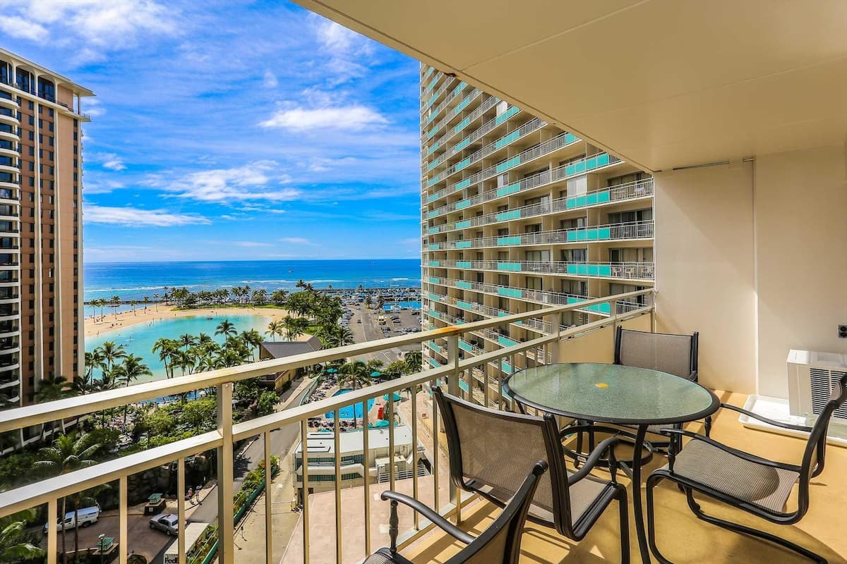 Condo in Waikiki · ★4.54 · 1 bedroom · 2 beds · 1 private bath - Photo 1