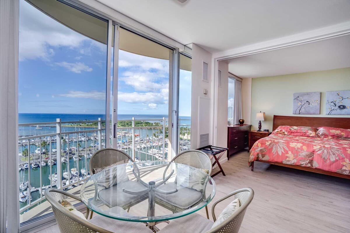 Condo in Waikiki · ★4.63 · 1 bedroom · 2 beds · 1 private bath - Photo 4