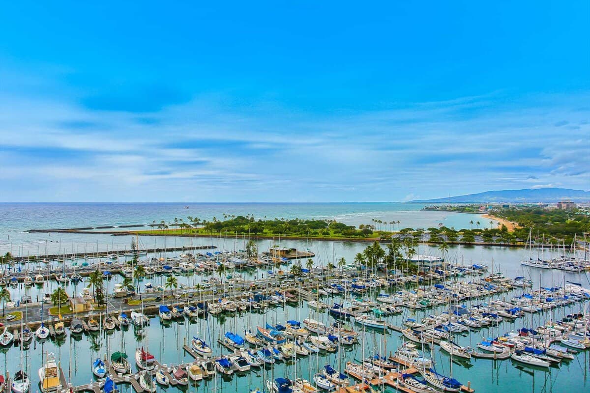 Condo in Waikiki · ★4.63 · 1 bedroom · 2 beds · 1 private bath - Photo 5