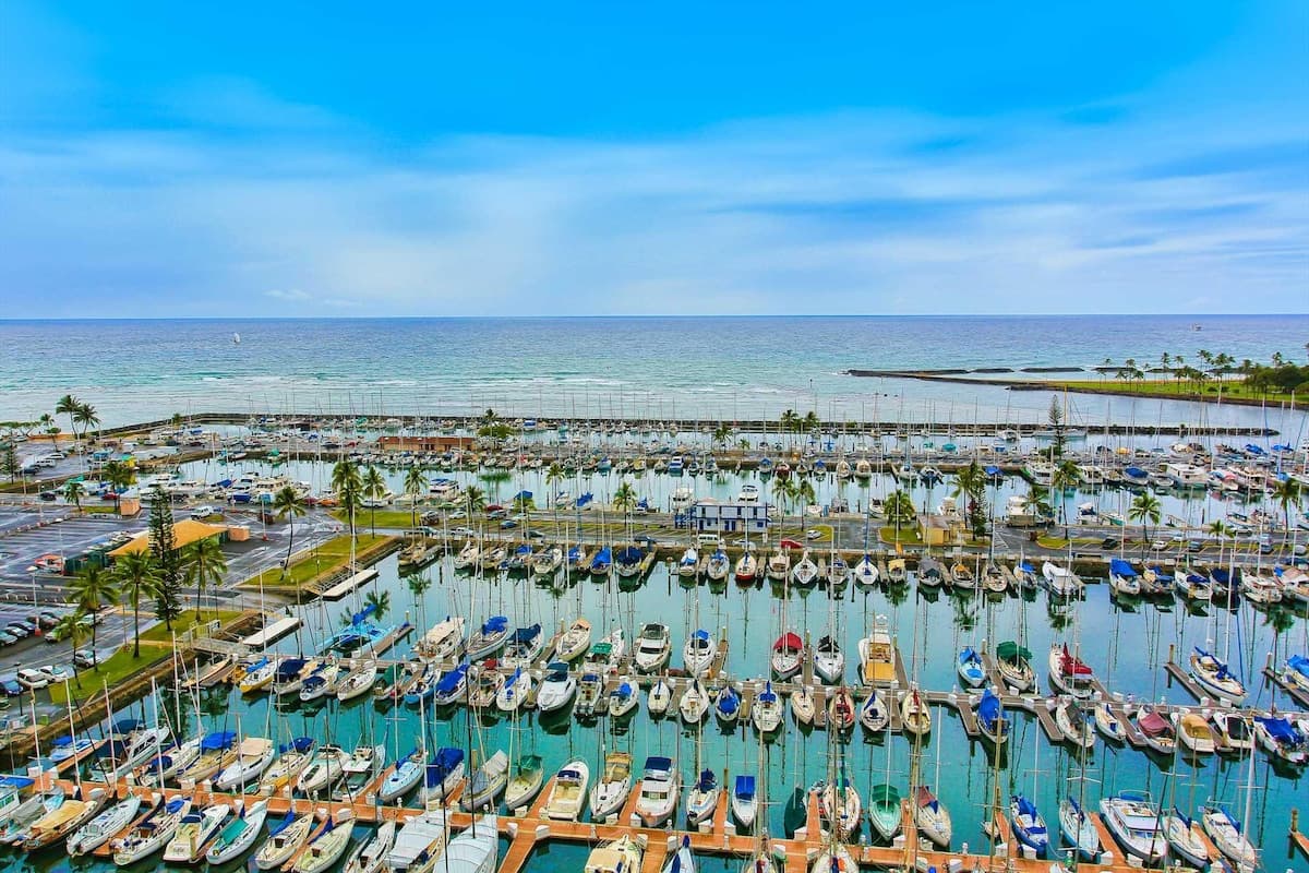 Condo in Waikiki · ★4.63 · 1 bedroom · 2 beds · 1 private bath - Photo 3