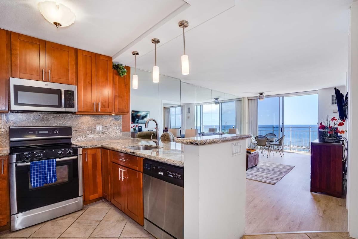 Condo in Waikiki · ★4.63 · 1 bedroom · 2 beds · 1 private bath - Photo 2