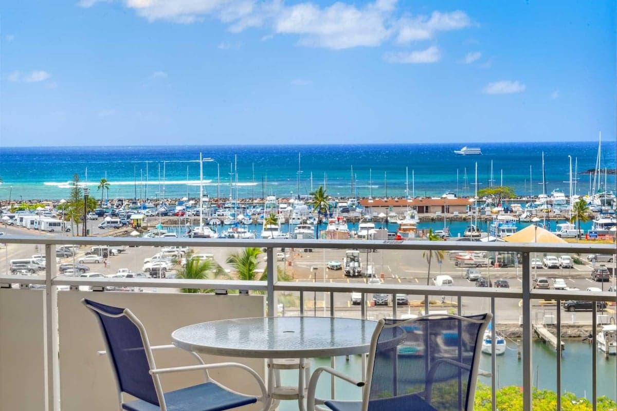 Condo in Waikiki · ★4.83 · 1 bedroom · 2 beds · 1 private bath - Photo 1