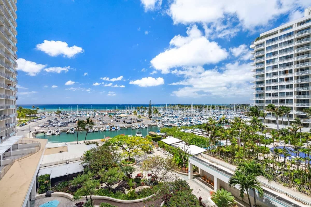Condo in Waikiki · ★4.83 · 1 bedroom · 2 beds · 1 private bath - Photo 2