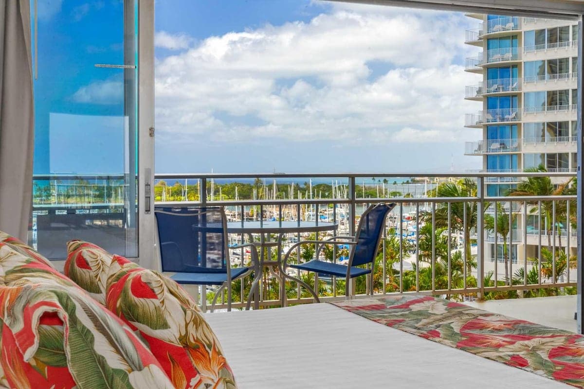 Condo in Waikiki · ★4.83 · 1 bedroom · 2 beds · 1 private bath - Photo 3