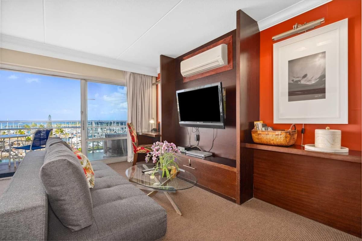 Condo in Waikiki · ★4.83 · 1 bedroom · 2 beds · 1 private bath - Photo 5