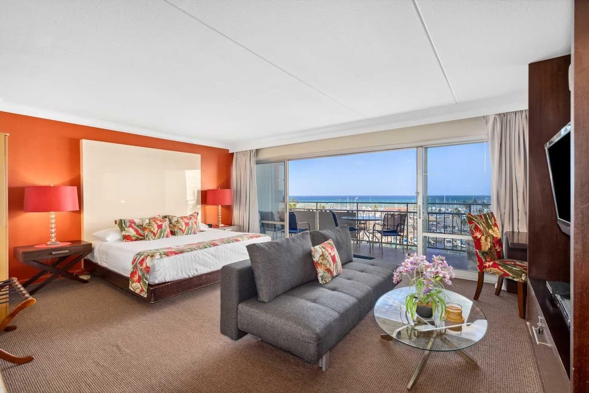 Condo in Waikiki · ★4.83 · 1 bedroom · 2 beds · 1 private bath - Photo 4