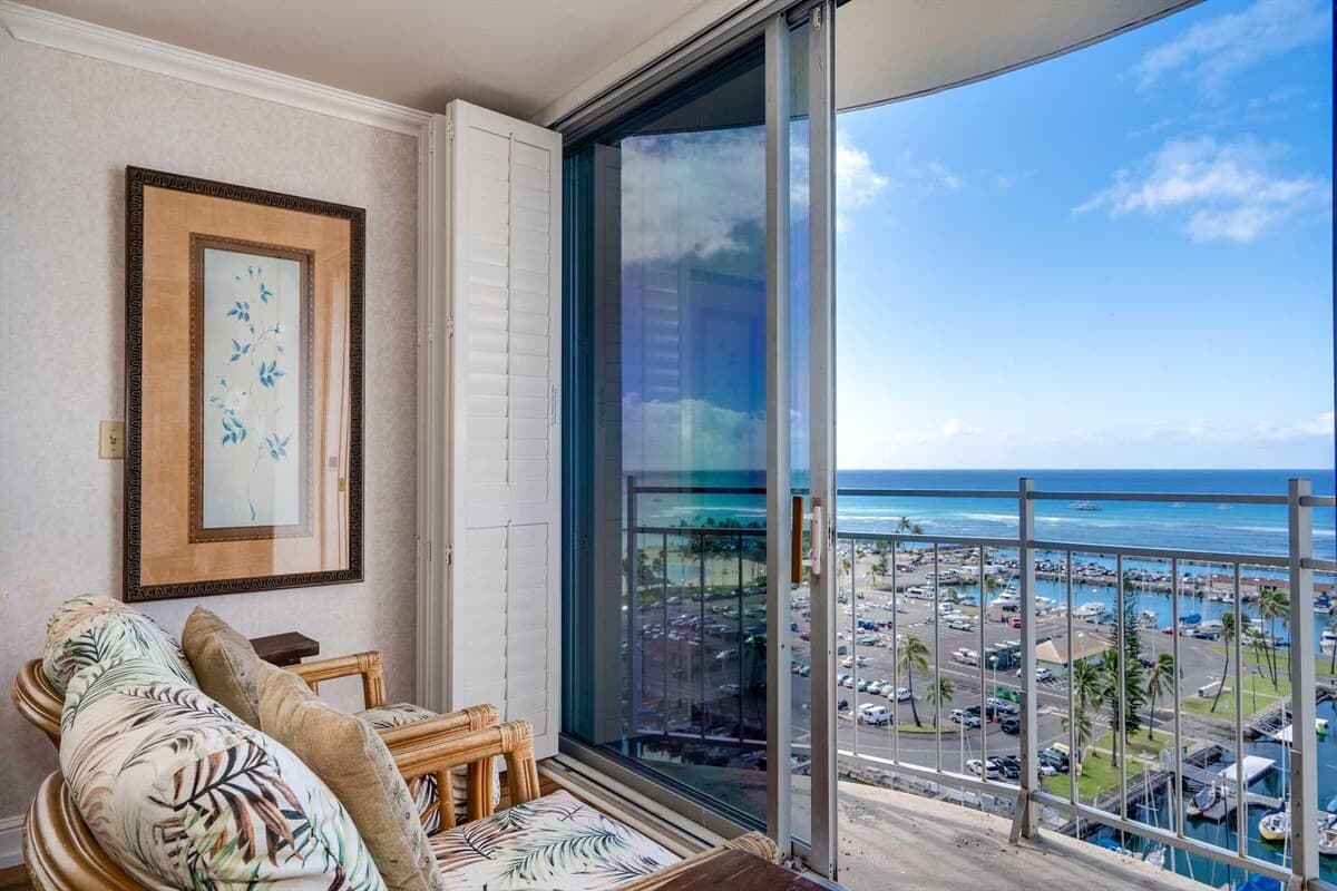 Condo in Honolulu · ★4.58 · 1 bedroom · 2 beds · 1 private bath - Photo 2