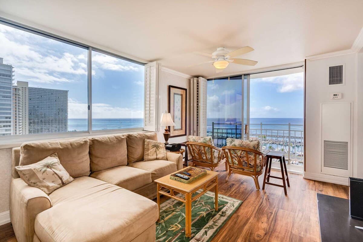 Condo in Honolulu · ★4.58 · 1 bedroom · 2 beds · 1 private bath - Photo 5