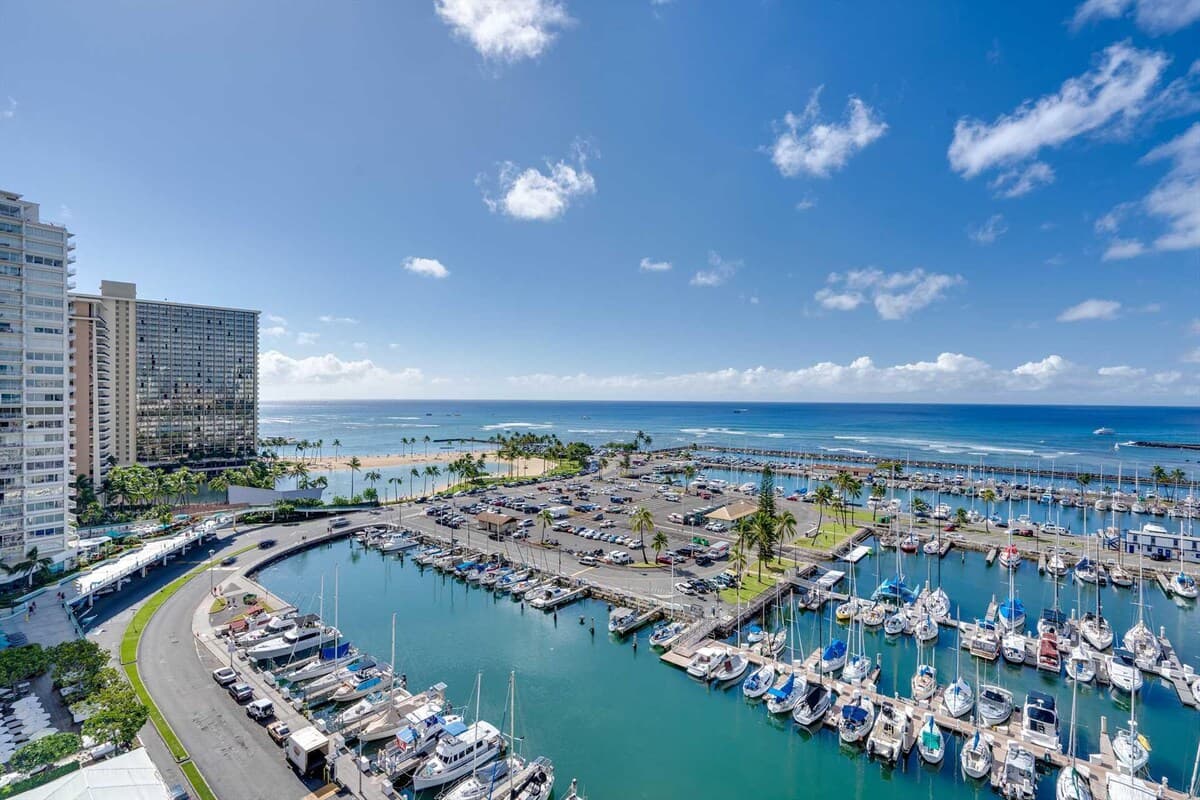 Condo in Honolulu · ★4.58 · 1 bedroom · 2 beds · 1 private bath - Photo 4