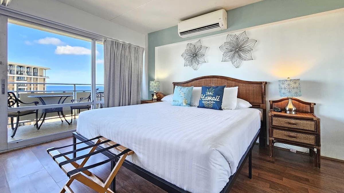 Condo in Waikiki · ★4.7 · 1 bedroom · 2 beds · 1 private bath - Photo 5