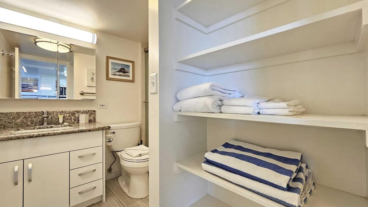 Condo in Waikiki · ★4.7 · 1 bedroom · 2 beds · 1 private bath - Photo 4