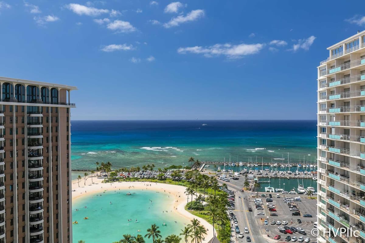 Condo in Waikiki · ★4.7 · 1 bedroom · 2 beds · 1 private bath - Photo 1