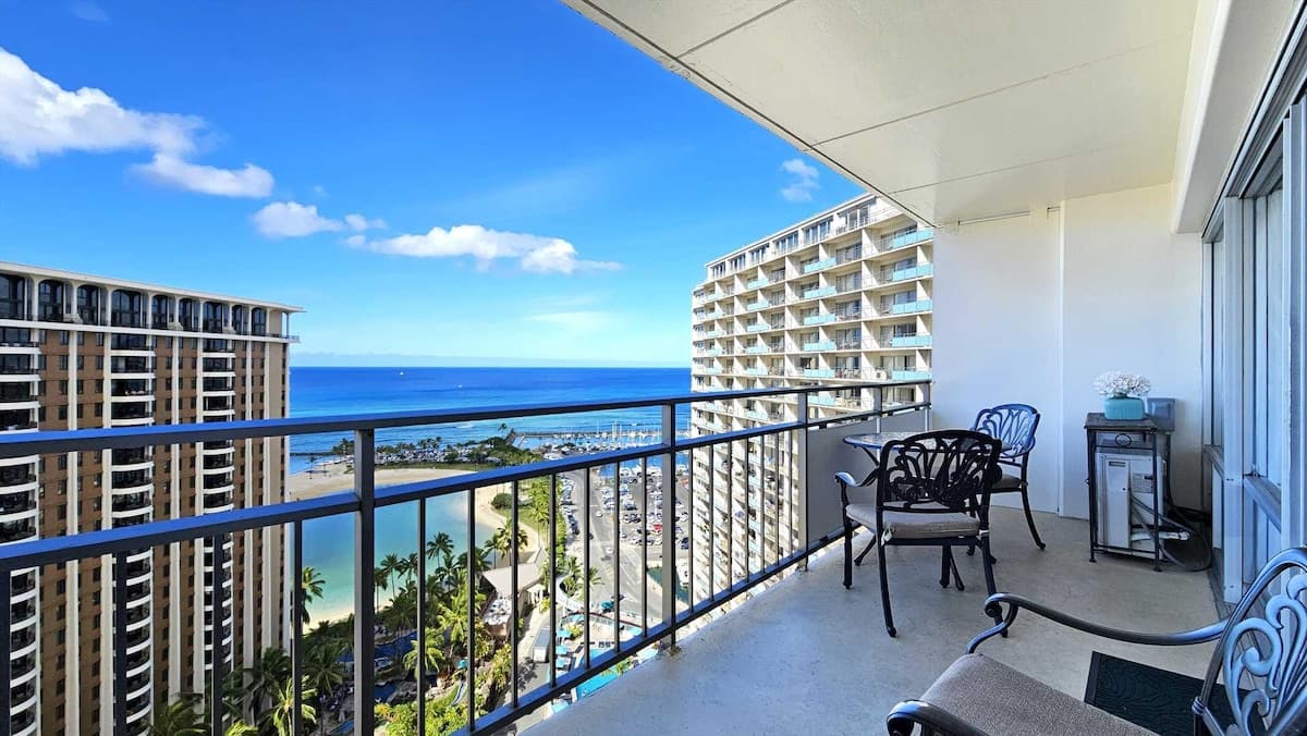 Condo in Waikiki · ★4.7 · 1 bedroom · 2 beds · 1 private bath - Photo 2