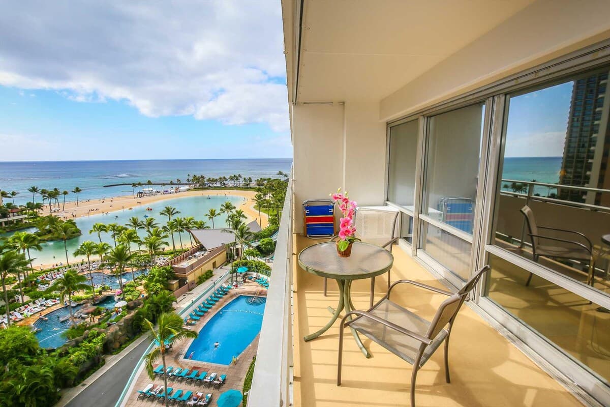 Condo in Waikiki · ★4.63 · 1 bedroom · 2 beds · 1 private bath - Photo 5