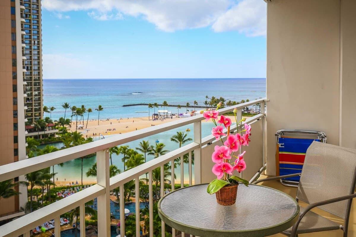 Condo in Waikiki · ★4.63 · 1 bedroom · 2 beds · 1 private bath - Photo 2