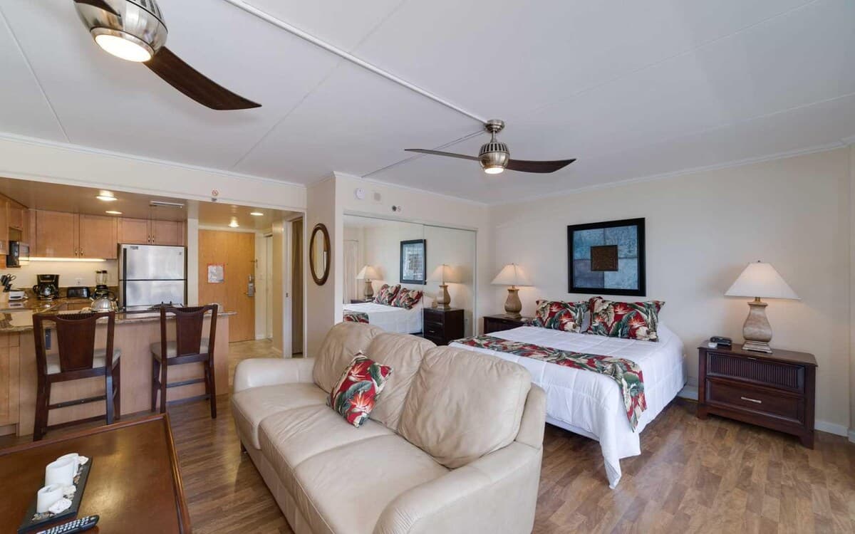 Condo in Waikiki · ★4.52 · 1 bedroom · 2 beds · 1 private bath - Photo 2