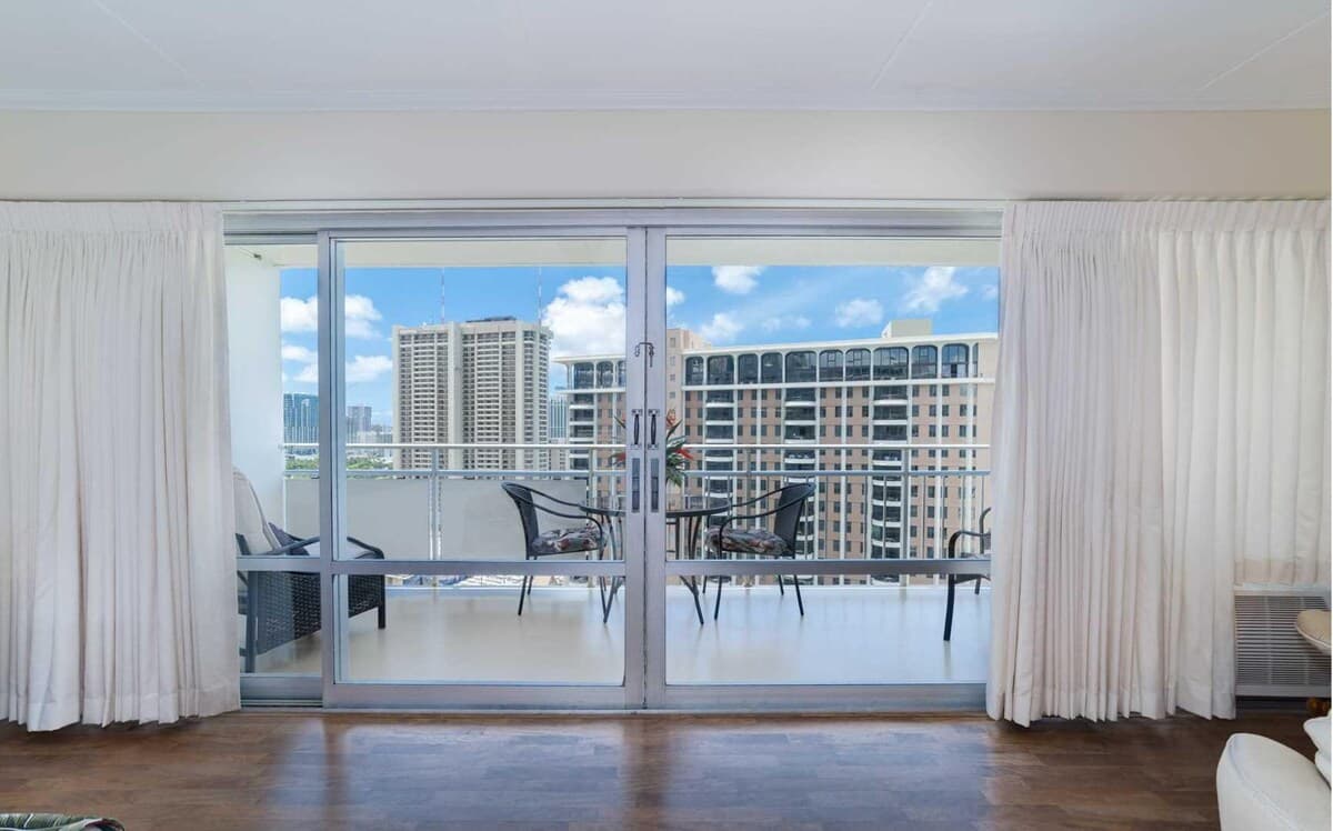 Condo in Waikiki · ★4.52 · 1 bedroom · 2 beds · 1 private bath - Photo 5