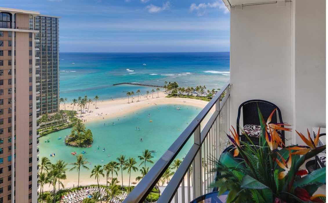 Condo in Waikiki · ★4.52 · 1 bedroom · 2 beds · 1 private bath - Photo 4