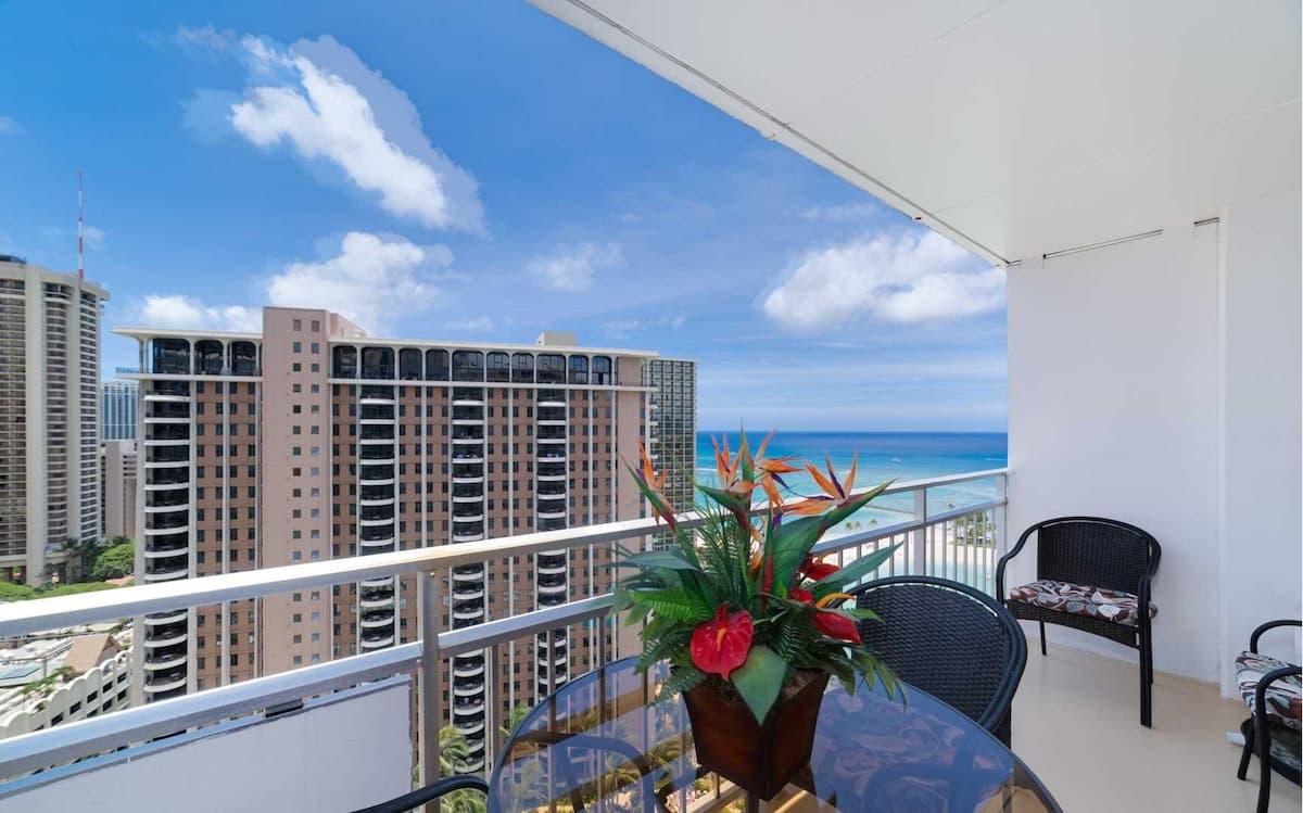 Condo in Waikiki · ★4.52 · 1 bedroom · 2 beds · 1 private bath - Photo 1