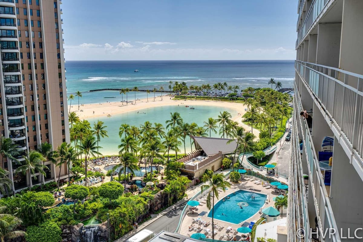 Condo in Honolulu · ★4.58 · 1 bedroom · 2 beds · 1 private bath - Photo 4