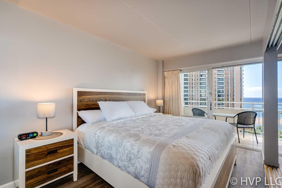 Condo in Honolulu · ★4.58 · 1 bedroom · 2 beds · 1 private bath - Photo 5