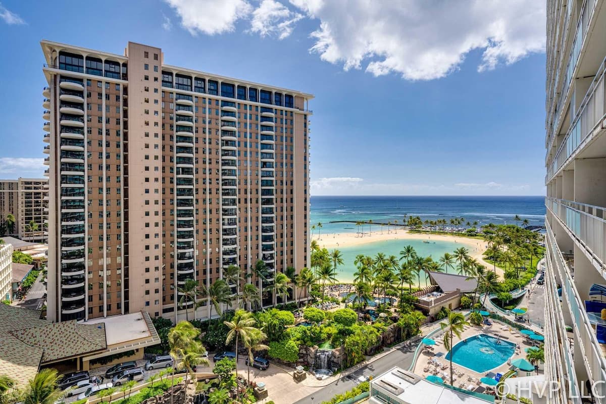 Condo in Honolulu · ★4.58 · 1 bedroom · 2 beds · 1 private bath - Photo 2