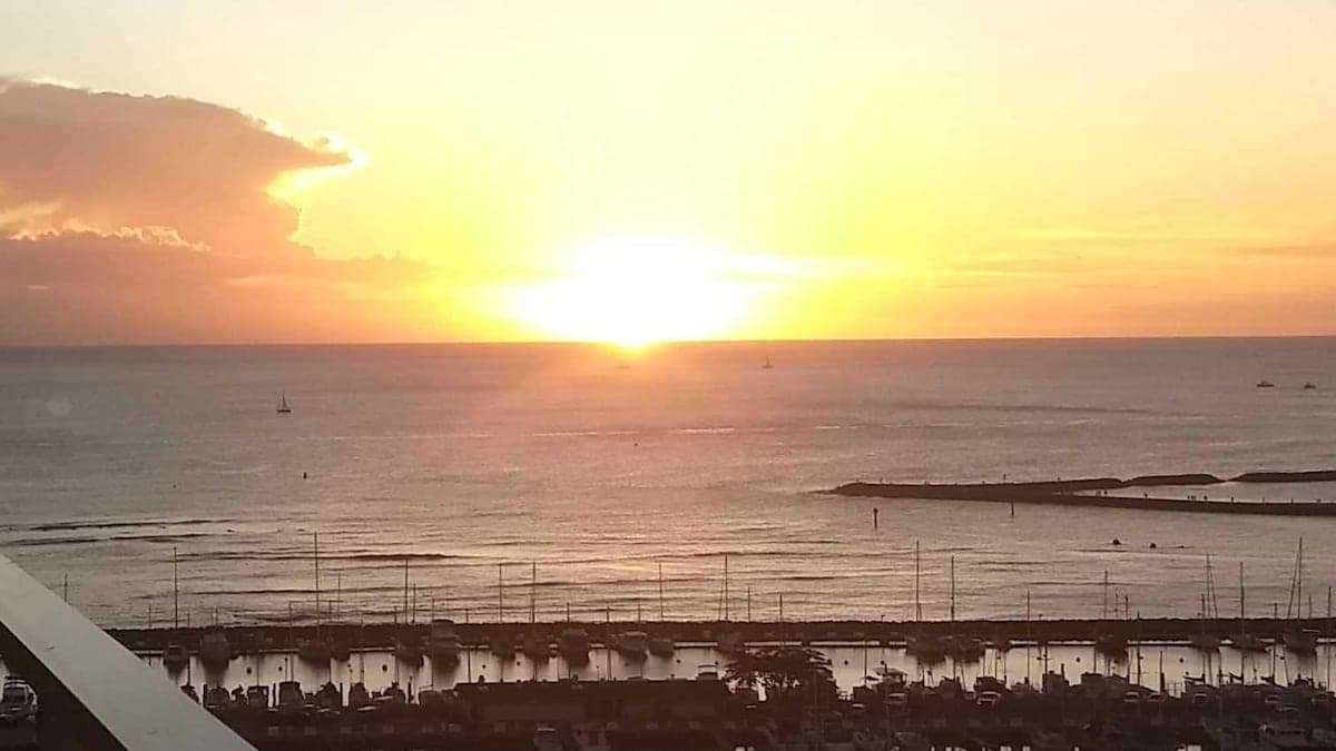 Condo in Waikiki · ★4.85 · 1 bedroom · 2 beds · 1 private bath - Photo 2