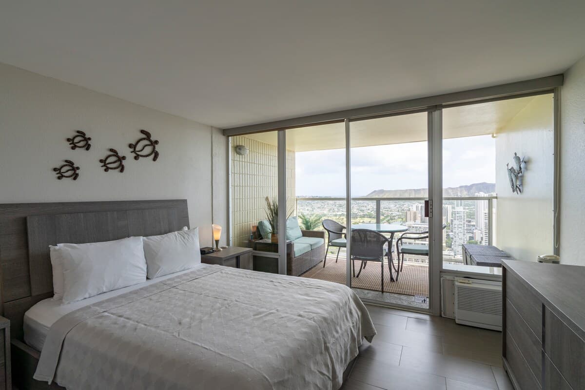 Condo in Honolulu · ★4.5 · 1 bedroom · 2 beds · 1 private bath - Photo 1