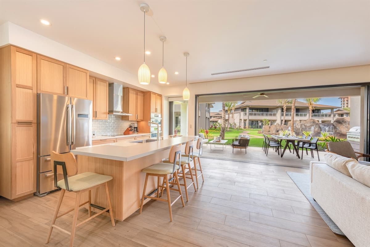 Villa in Lahaina · ★4.8 · 6 bedrooms · 8 beds · 6 private baths - Photo 2