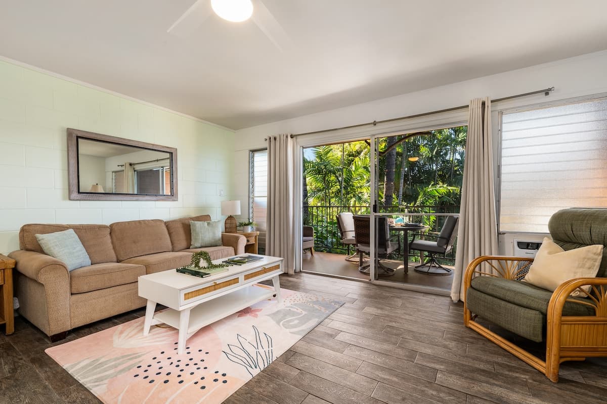 Condo in Lahaina · ★4.41 · 1 bedroom · 2 beds · 1 private bath - Photo 4