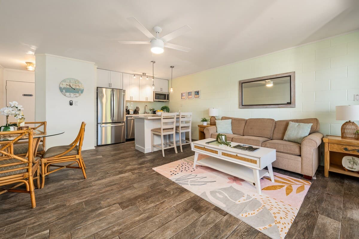 Condo in Lahaina · ★4.41 · 1 bedroom · 2 beds · 1 private bath - Photo 5