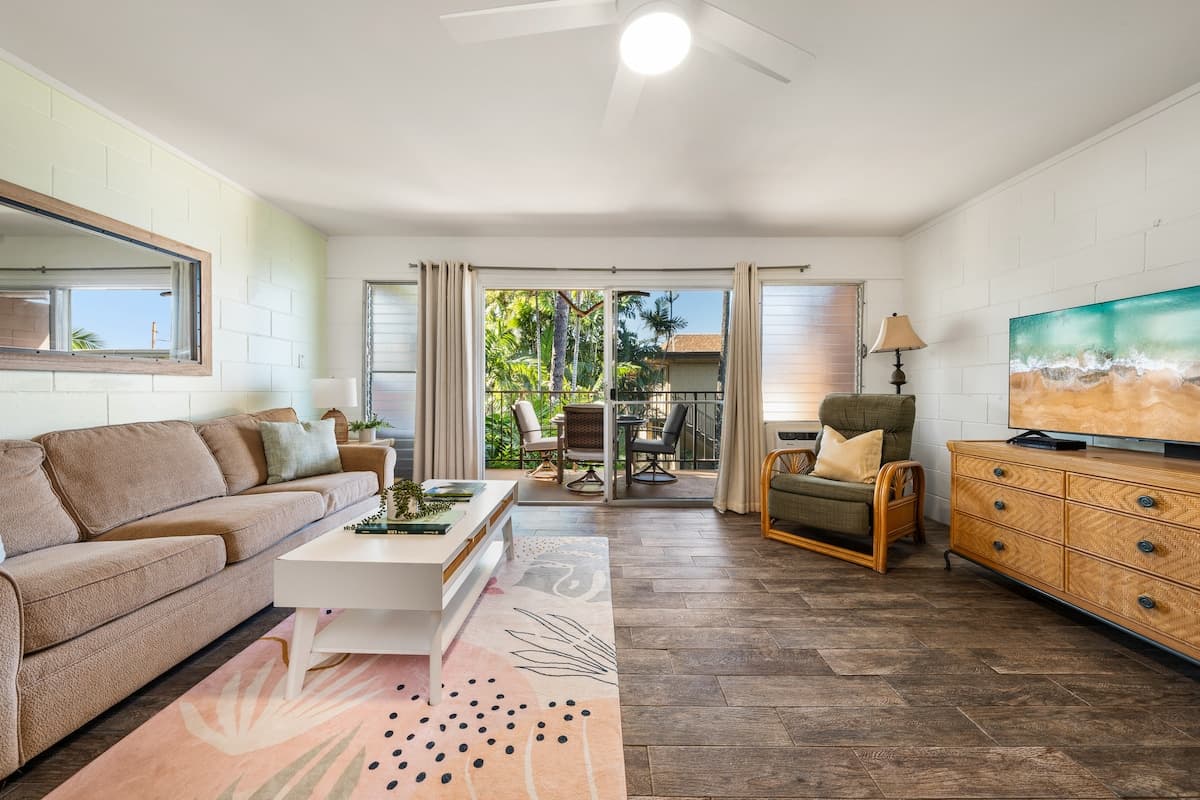 Condo in Lahaina · ★4.41 · 1 bedroom · 2 beds · 1 private bath - Photo 2