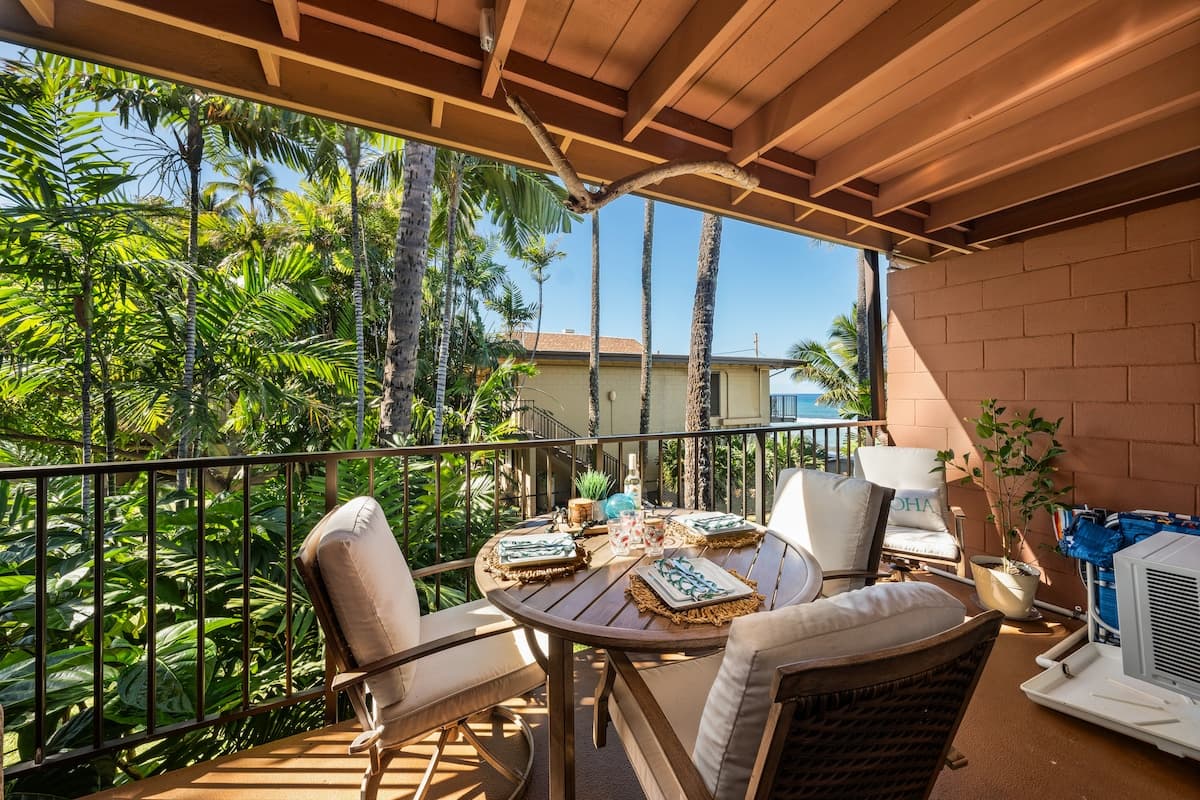 Condo in Lahaina · ★4.41 · 1 bedroom · 2 beds · 1 private bath - Photo 1